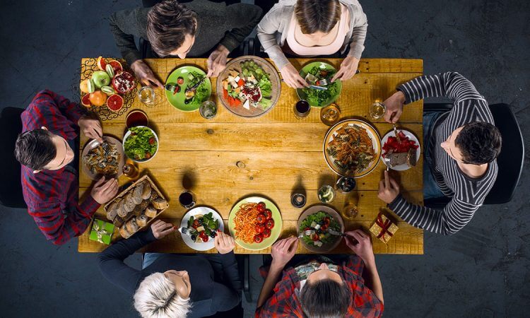 8 Good Reasons to Make Time for Family Dinner